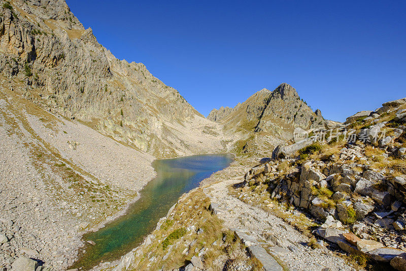 “Laghi di Fremamorta”小径，这是海洋阿尔卑斯自然公园中的一系列小湖泊。意大利北部山麓,